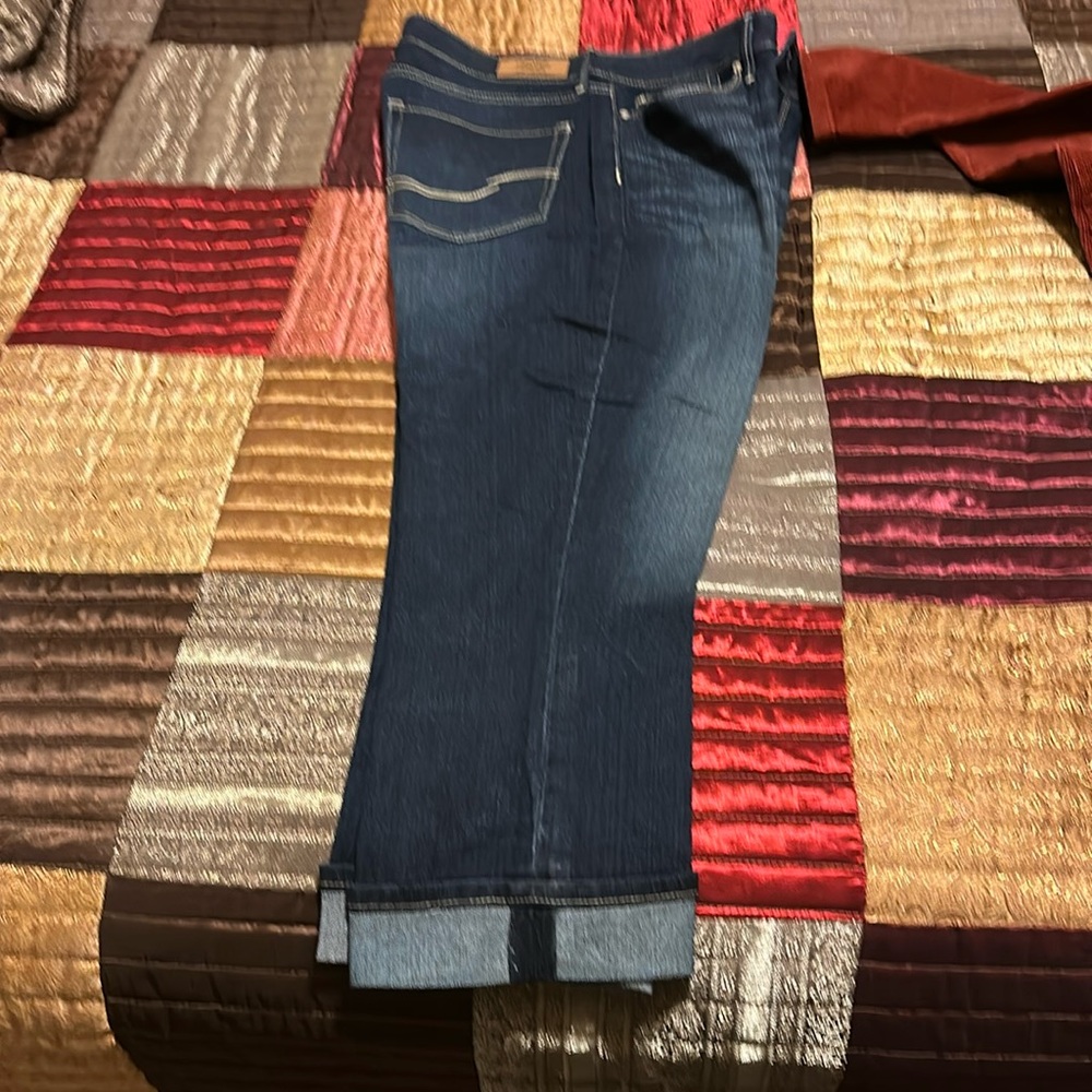 Size 12 Levi Strauss Modern Capri with cuff good condition